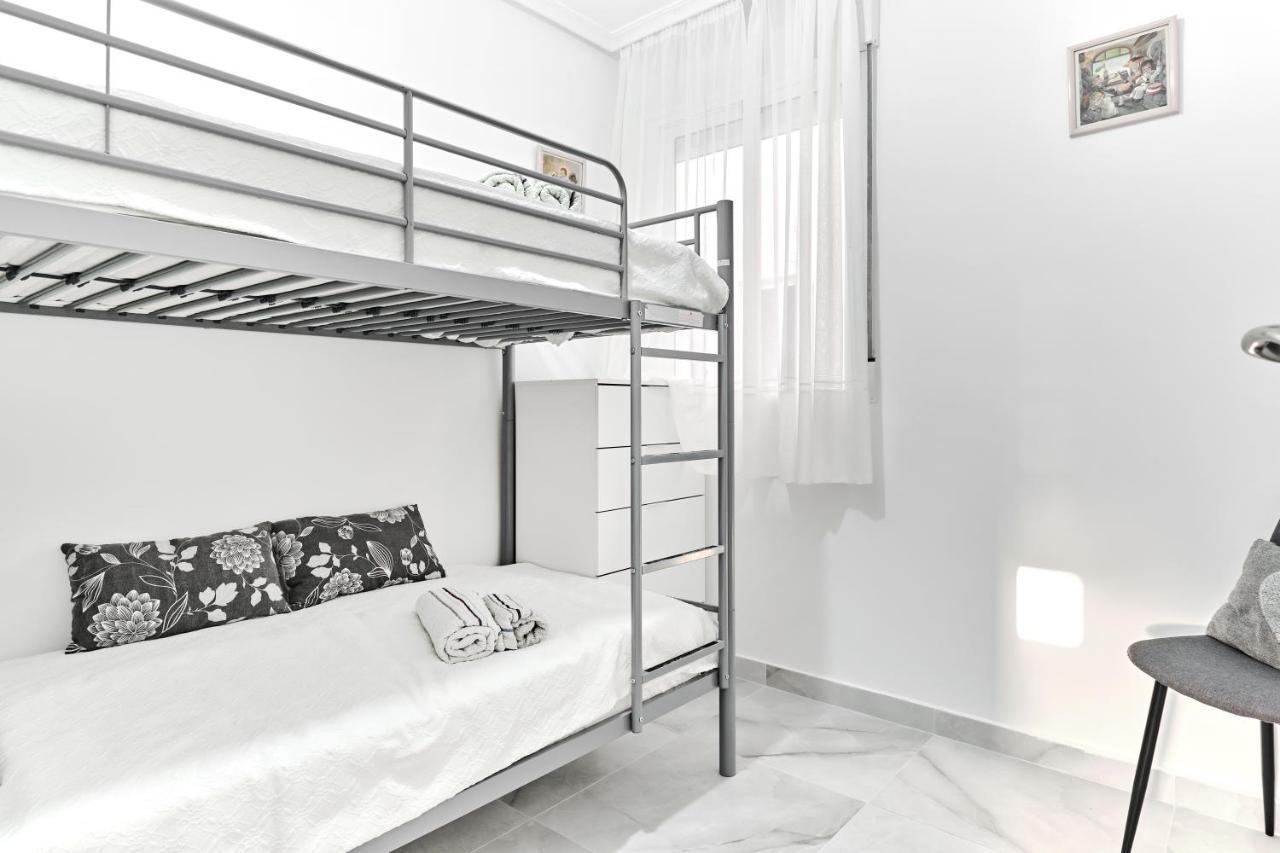 Lovely Sunny Apartment With Shared Pool And Private Parking Торевиеха Екстериор снимка
